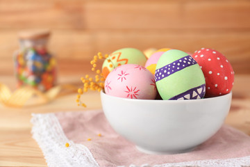 Obraz na płótnie Canvas Bowl with decorated Easter eggs on table