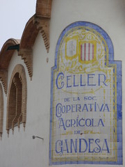 Bodega de la Cooperativa Agrícola de Gandesa (Tarragona,Cataluña,España) obra del arquitecto...