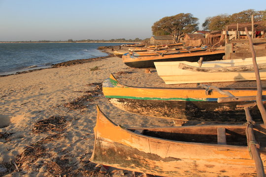 Einbaum Boote vor der K&uuml;ste im Sonnenuntergang