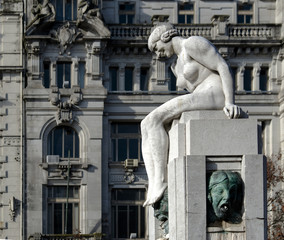 Obraz premium Statue de La Demoiselle Nue sur l'avenue des Alliés, Porto, Portugal