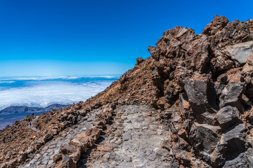 Bergpfad im Teide Nationalpark auf Teneriffa am Gipfel des Vulkans Teide