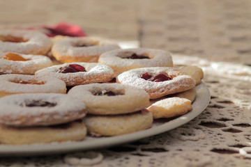 Primo piano di biscotti fatti in casa ripieni con marmellata di ciliegia
