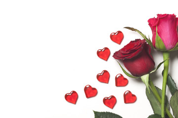 Fototapeta na wymiar Roses and hearts arranged on a white background