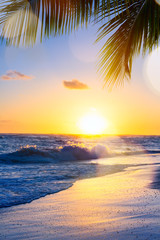 Kunst Prachtige zonsondergang over het tropische strand