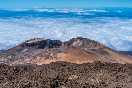 Blick über Mars-ähnliche Krater-Landschaft am Vulkan Teide auf Teneriffa zum Pico Viejo
