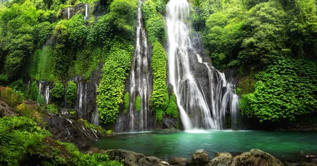 Crédence de cuisine en verre imprimé Bali Cascade de la cascade de la jungle dans la forêt tropicale avec étang bleu turquoise et roche. Son nom Banyumala car sa cascade jumelle à flanc de montagne
