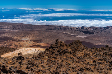 Fototapeta na wymiar Aussicht über die Mars-ähnliche Gesteinslandschaft aus Lava im Nationalpark Teide auf Teneriffa