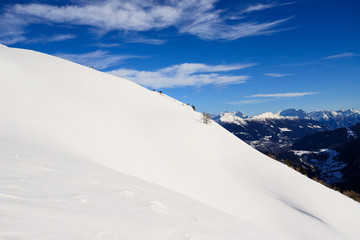 cresta innevata al pizzo Foisc in inverno, nelle alpi Lepontine (Svizzera)