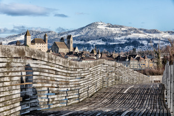 Rapperswil mit Holzbrüke und weissem Bachtel