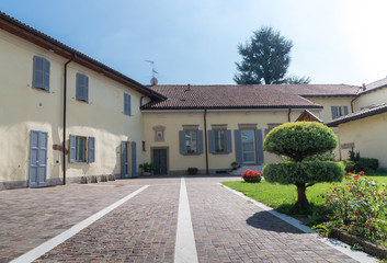 Fototapeta na wymiar Entrance to quaint Italian villa