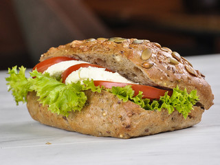 Sandwich mit Käse und Tomaten