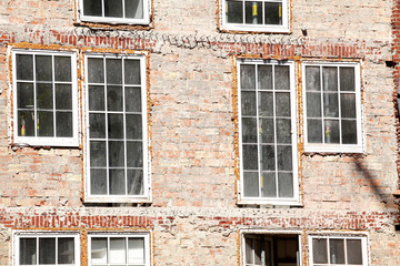 Fenster, altes, verfallenes Haus aus Backstein
