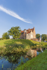 Fototapeta na wymiar Schloss Ulrichshusen mit Wassergraben
