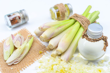 Natural Spa Ingredients Lemongrass essential Oil with Aromatherapy
