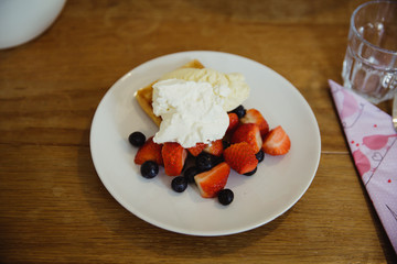 Waffeln mit Sahne und Erdbeeren