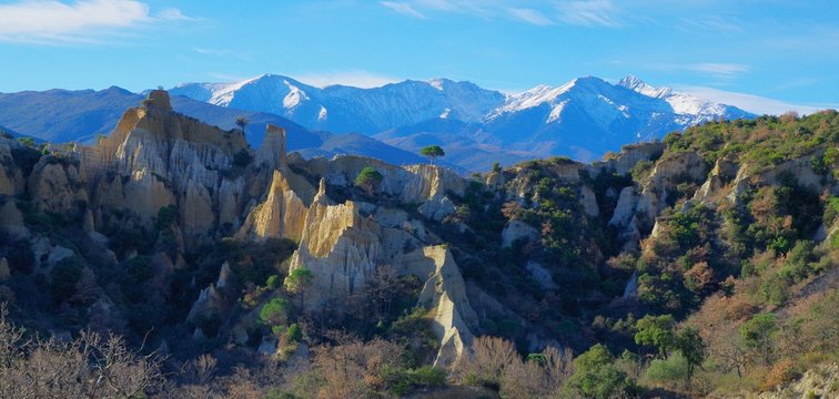 Canigou et orgues d'Illes sur Têt dans les Pyrénées orientales