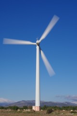 Eolienne en marche dans le vent