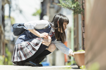 女子高生　登下校　しゃがむ