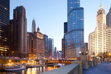 Foto auf Glas Stadtbild von Gebäuden rund um den Chicago River, Chicago, Illinois, USA © Jose Luis Stephens