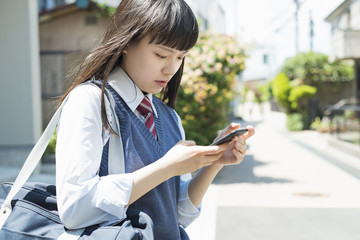 女子高生　スマートフォン　操作