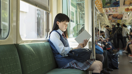 女子高生　通学　電車