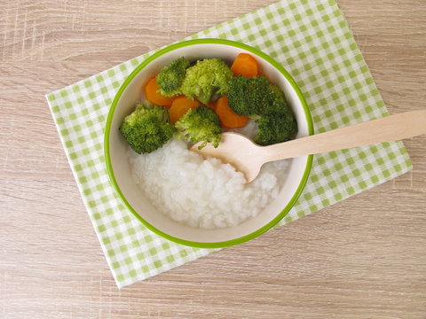 Reis Congee mit Brokkoli und Karotte