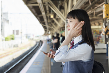 女子高生　通学　電車