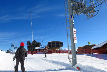 Fototapeta premium station de ski avec remontée mécanique sous la neige