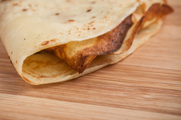 crêpes sur fond de planche à découper en bambou