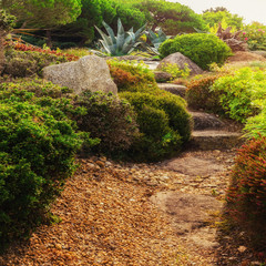 Natürlich gestaltete Gartenlandschaft mit Felsen und Treppe aus Granit - Natural garden landscape with rocks and granite stairs