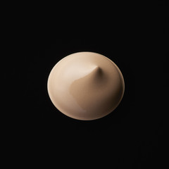 リキッドファンデーションのクローズアップ　黒背景