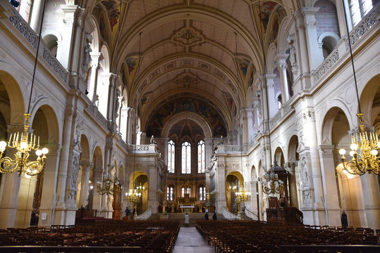 Grande nef de l'église de la Rtinité à Paris, France
