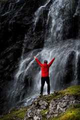 Fototapeta premium cascade randonnée marché marcheur trek eau montagne liberté sport grimper grands espaces