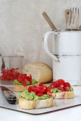 Crostini mit Avocadocreme und Tomatensalat