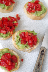 Crostini mit Avocadocreme und Tomatensalat