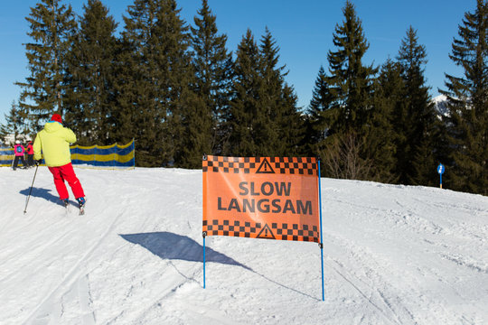 Achtung Slow Langsam Hinweis auf Ski Piste