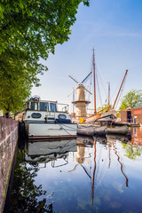 altes Segelschiff und Windm&uuml;hle in Schiedam, Rotterdam, Holland