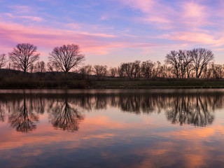 Obraz premium Sonnenuntergang am Teich mit Ufer
