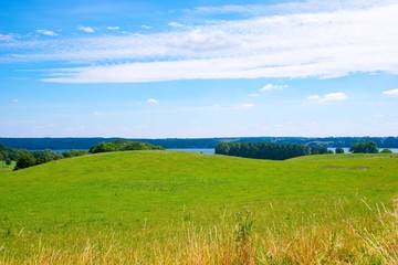 Obraz premium Blick vom Dorf Alt Rehse über Wiesen und Wald auf den Tollensesee, Mecklenburg-Vorpommern, Deutschland, Europa