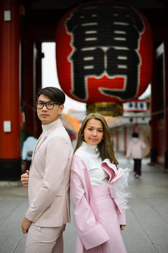 Japanese couple at front gate of Senso-ji temple