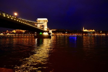 Fototapeta na wymiar ブタペストの鎖橋の夜景