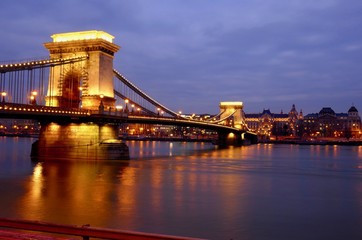 ブタペストの鎖橋の夜景