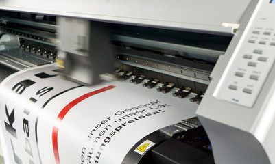 Digitaldrucker druckt per CMYK auf Klebefolie - obrazy, fototapety, plakaty