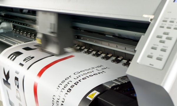 Digitaldrucker druckt per CMYK auf Klebefolie