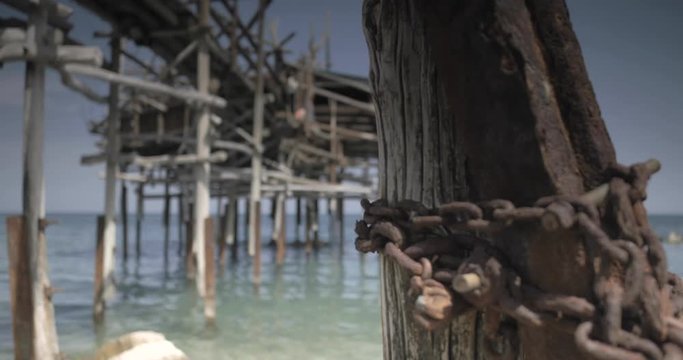 Catena con trabocco sullo sfondo