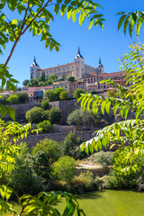 Toledo ist eine alte Stadt auf einem Hügel über dem Flachland von Castilla-La Mancha in der Mitte Spaniens. - obrazy, fototapety, plakaty