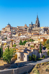 Naklejka na ściany i meble Toledo, die Stadt gelegen am Tagus Fluss mit seiner Kathedrale und dem Alcázar.