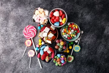 Papier Peint photo Lavable Bonbons bonbons avec de la gelée et du sucre. gamme colorée de différents bonbons et friandises pour enfants