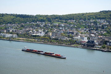 Obraz premium Lastkahn auf dem Rhein bei Bingen