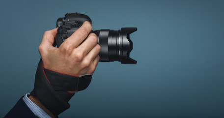 Hand mit DSL Kamera